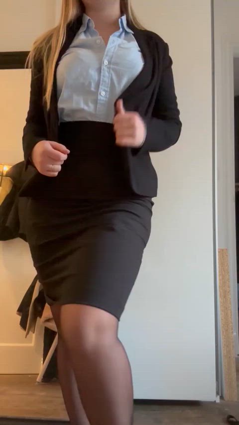 I wore a buttplug to the office today, it made my pussy drip through my panties