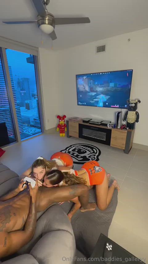 2 white girls suck it while he games