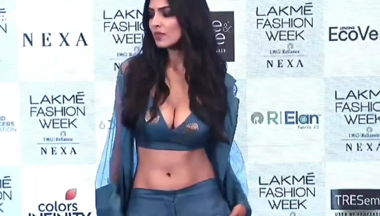 Wake up and jerk off to Malavika Mohanan before starting the day. Leave your feedback in the comments