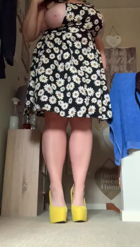 The yellow dress that’s loved 💖