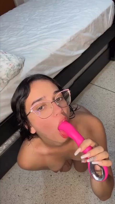 Can I suck your cock like this babe? 😌💗