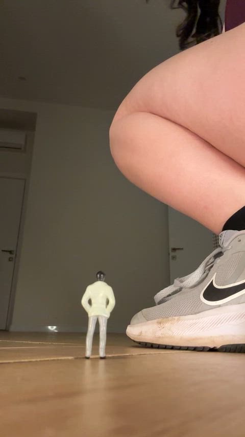 Admiring the view of a real powerhouse, tiny spectator?