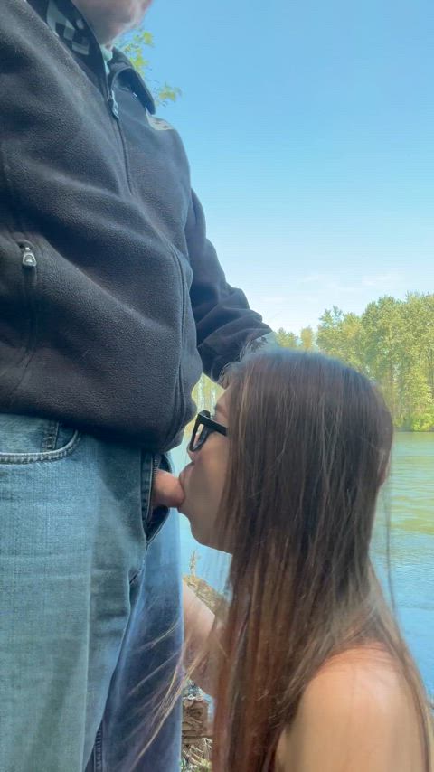 I like to suck cock in public 😈