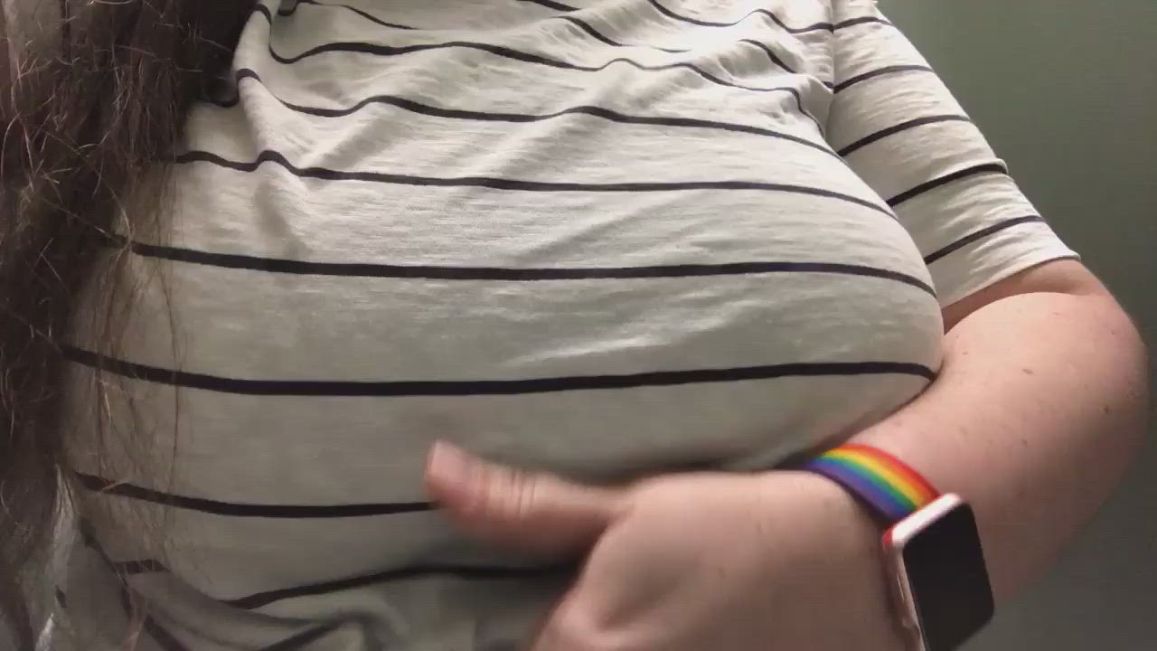 $3, busty mommy who posts every day, sign up and DM me your dick, OF: @busty_von_tease