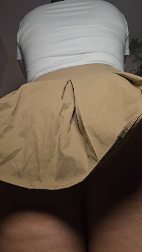 Even the bugs want a taste of this ass lol