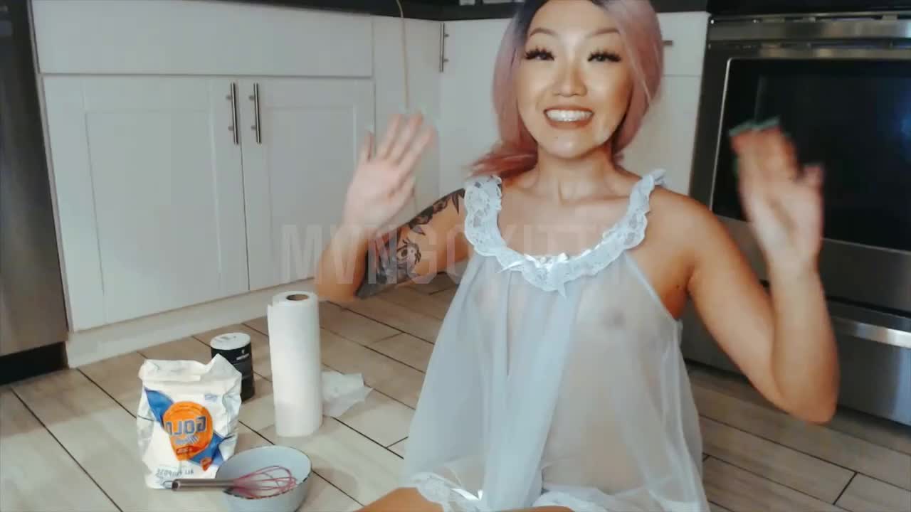 Asian babe bakes a creampie