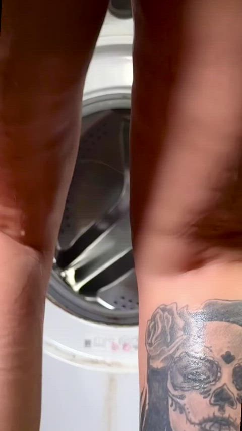 Oh my god, this chubby slut is stuck in the washing machine and is showing us her beautiful hole