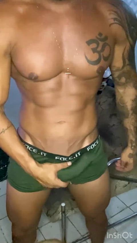 Abs helping to do the job😶