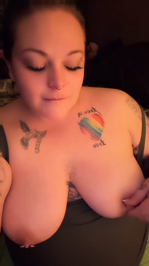 My giant boobies deserve to be motorboated.. who’s down?!