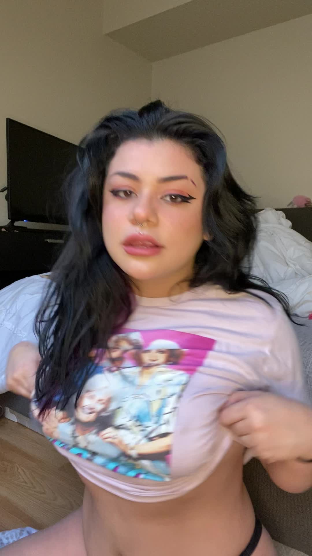 i drop my tits and tease you 😘