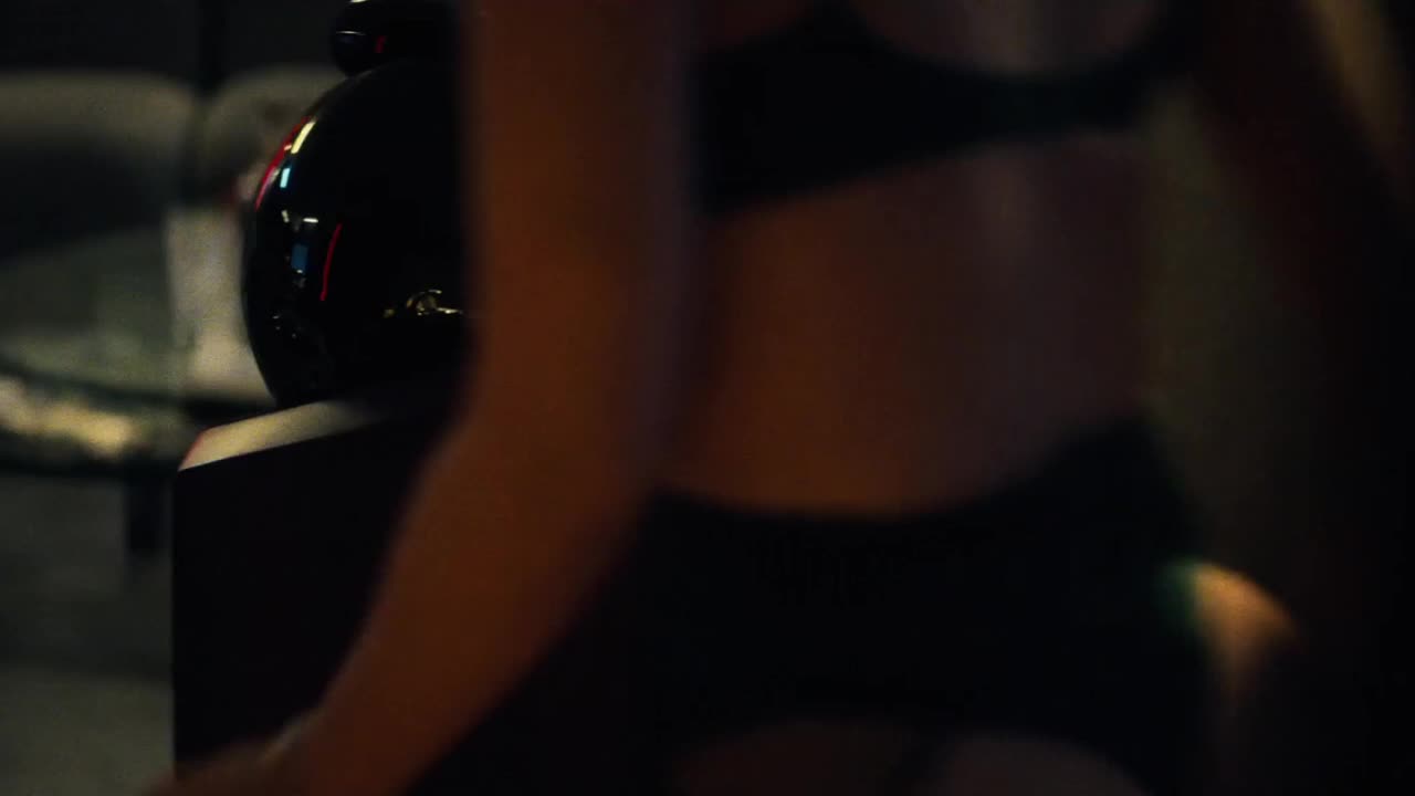Julia Fox - Uncut Gems