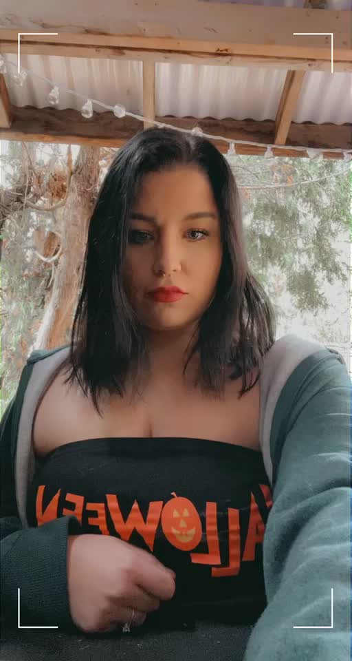 My neighbours were outside.. but I wanted to show you my boobs 😋