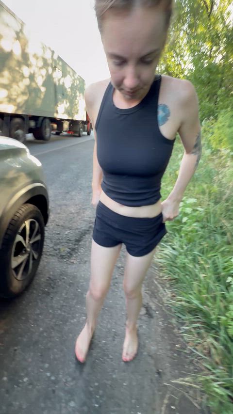 Peeing roadside and flashing my boobs 🥰