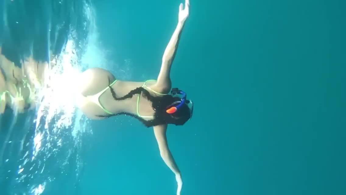 Demi Rose Diving in SloMo
