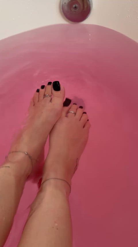 Black is the new sexy: indulge in a luxurious pedicure 💅