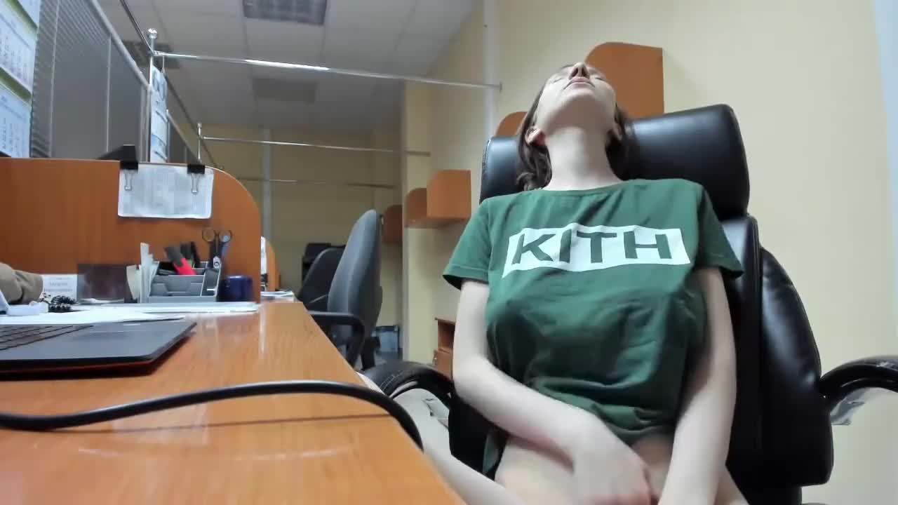 Cam Girl Likes To Go Hard
