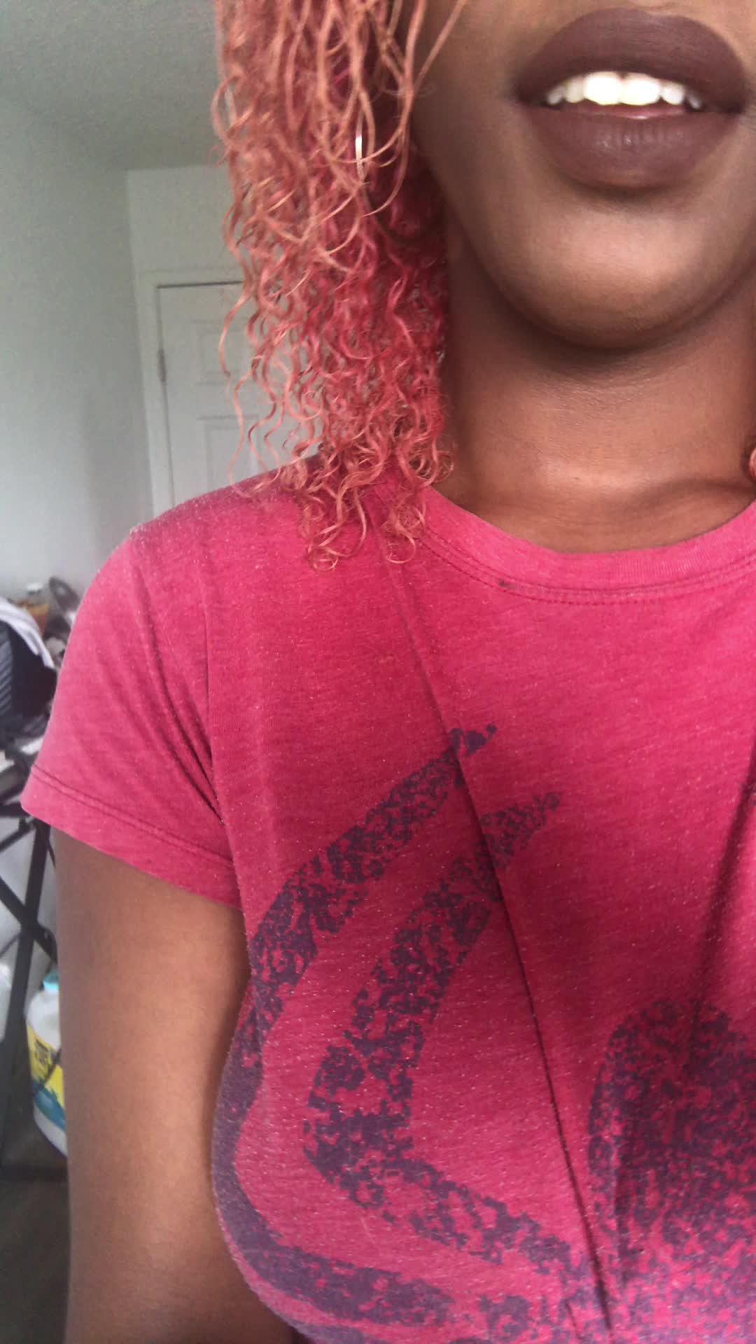 A cute little nerd playing with her pussy 😜