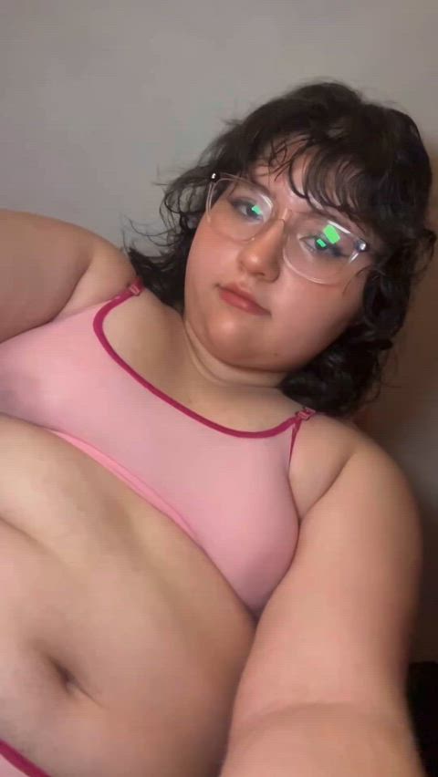 this pink mesh is doing zero work trying to cover me… and i’m not complaining 😝