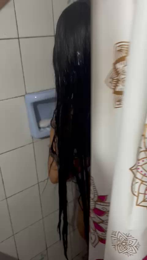 Mojada en la ducha y me calento verlo frente a mi y no pude evitar arrodillarme bajarte el short y chuparsela