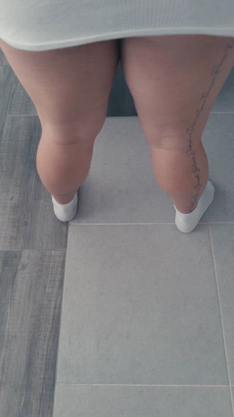 White shirt on, booty popping anyway 😌 Be honest… did your jaw drop or just your eyes?