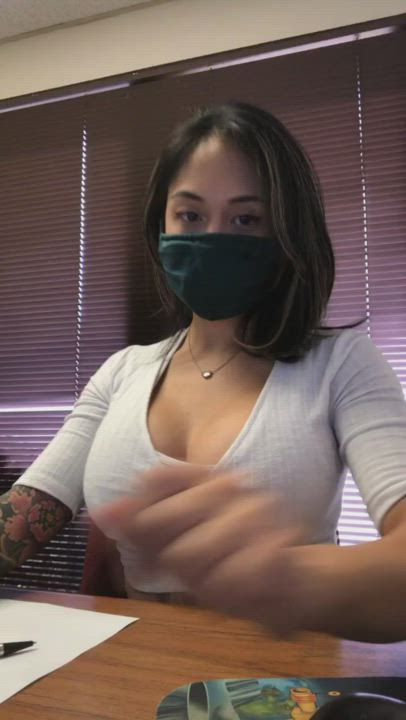 Shes just an innocent office lady💚