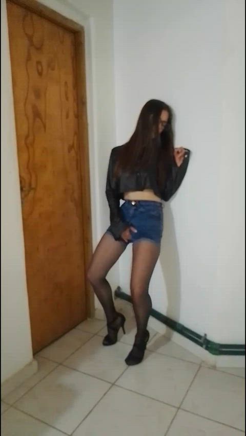 Horny brunette waiting for your Hand