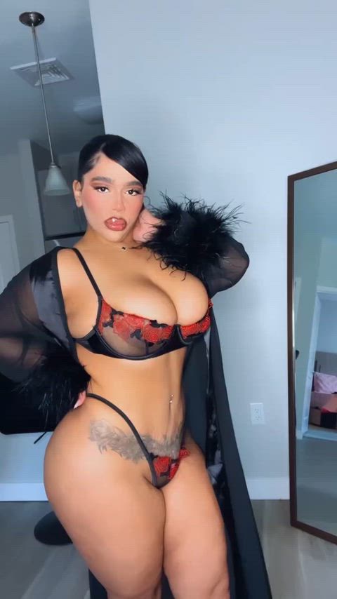 Displaying my thick curves for you to worship