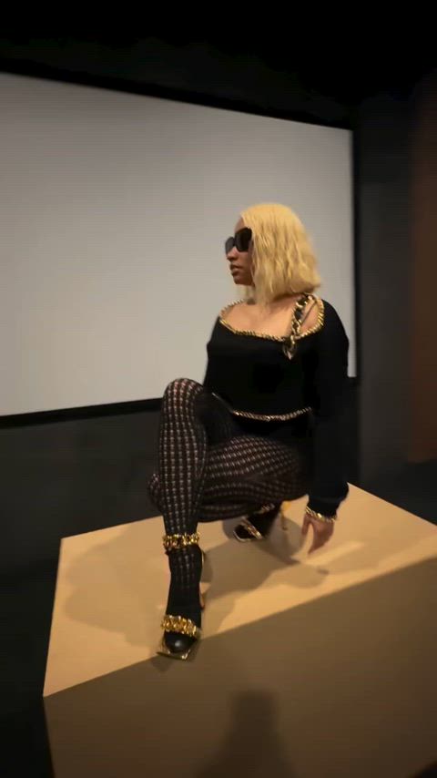Nicki‘s ass is still looking heavy