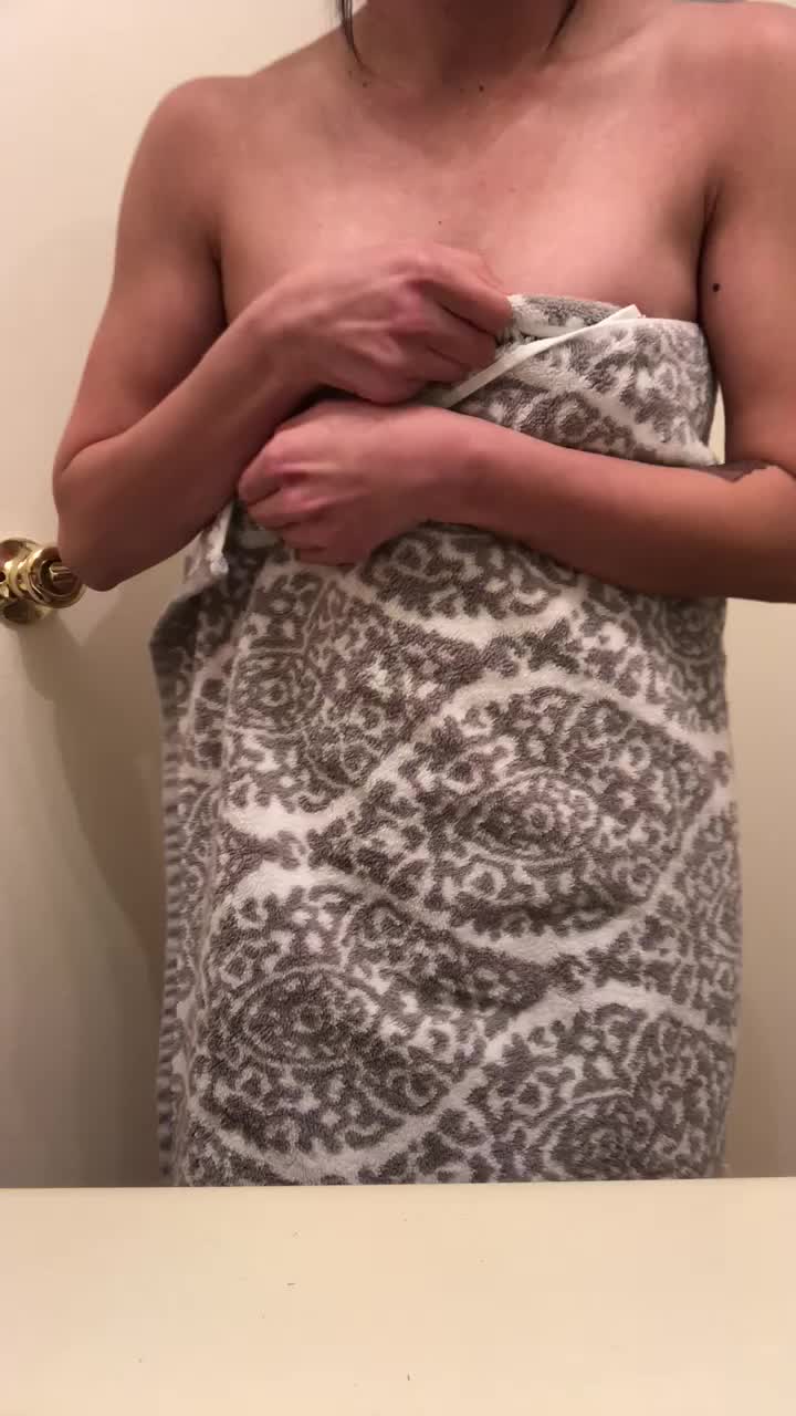 First towel drop, I’m small, but I hope I turned you on 🙃