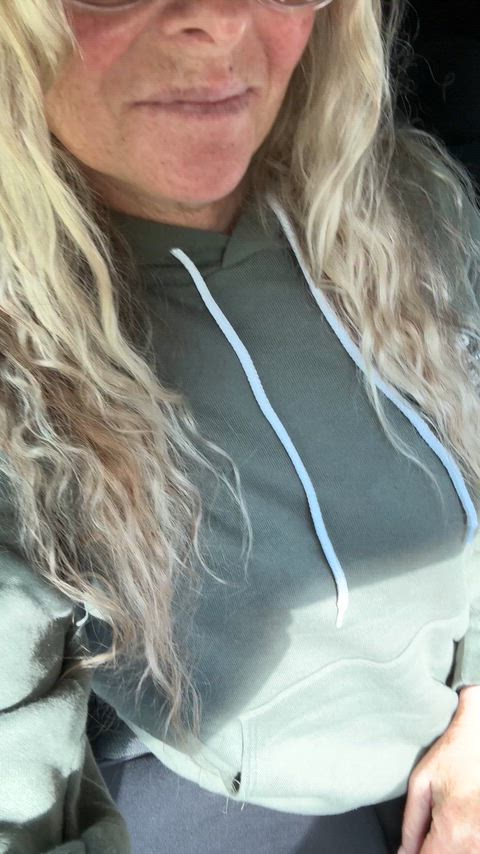 Sun’s out, curves out.. Letting the sunshine kiss everything it can reach (f)