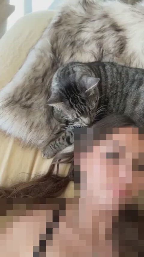 A real treat for you handhumpers: Riley Reid fingering the sweet spot on her uncensored hairy pussy