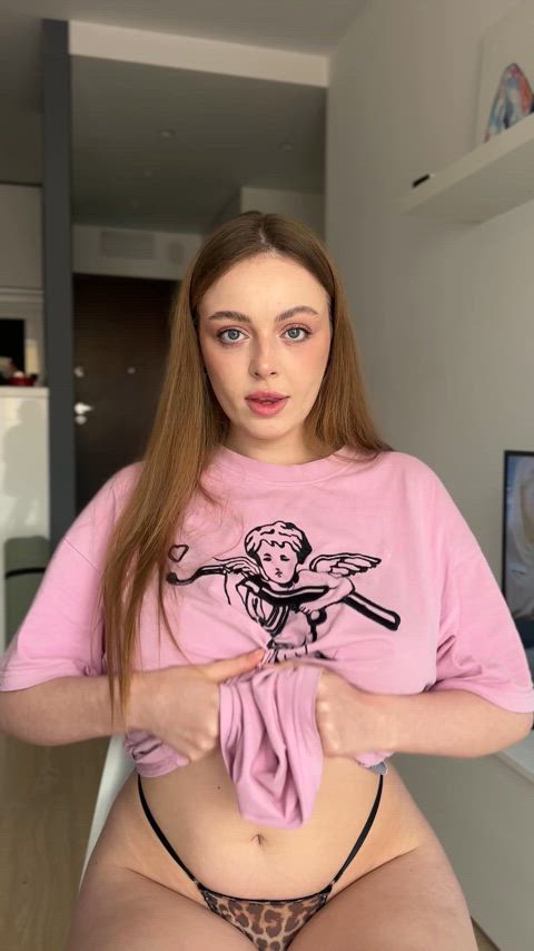 You probably never guessed there were big boobs hiding under this shirt