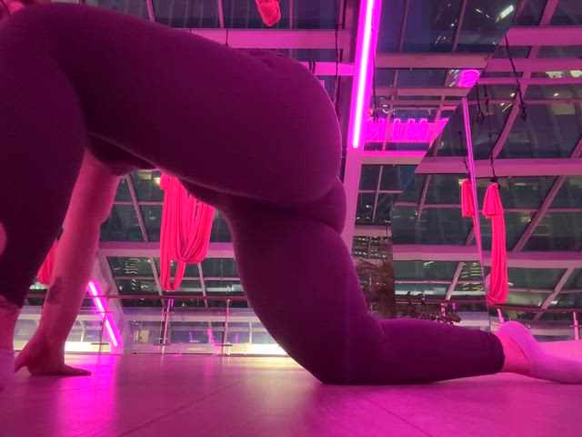 Look at that fat ass that the leggings put on