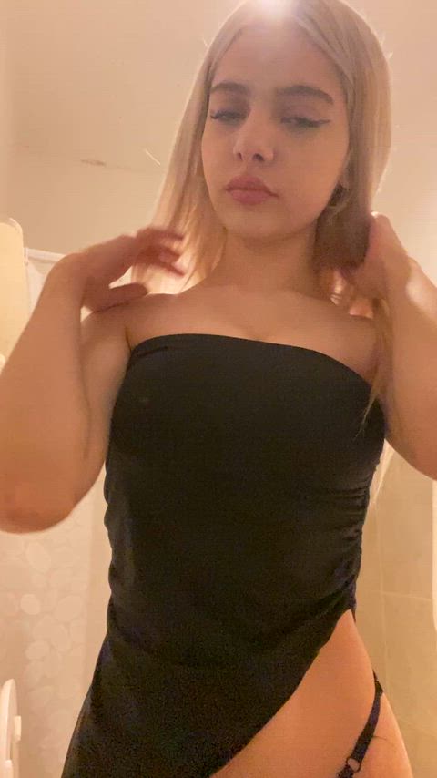 no one in class knows my blonde tease side