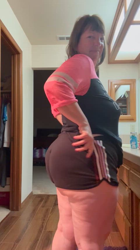 I bet you’d love for Mommy to blast your lungs with her juicy farts that cum out of her immaculate fucking ass before she sits on your face 😈