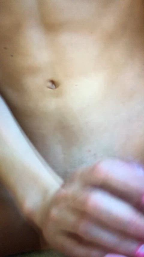 She makes it cum across her chest