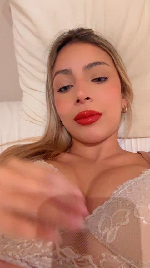 an I be your favourite blonde girl here ;)