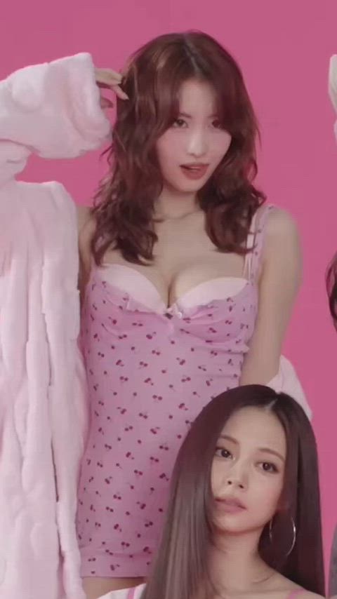 TWICE - Momo, Nayeon, Jihyo & Tzuyu