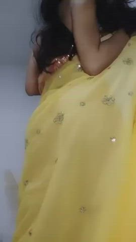 Cute butt in saree