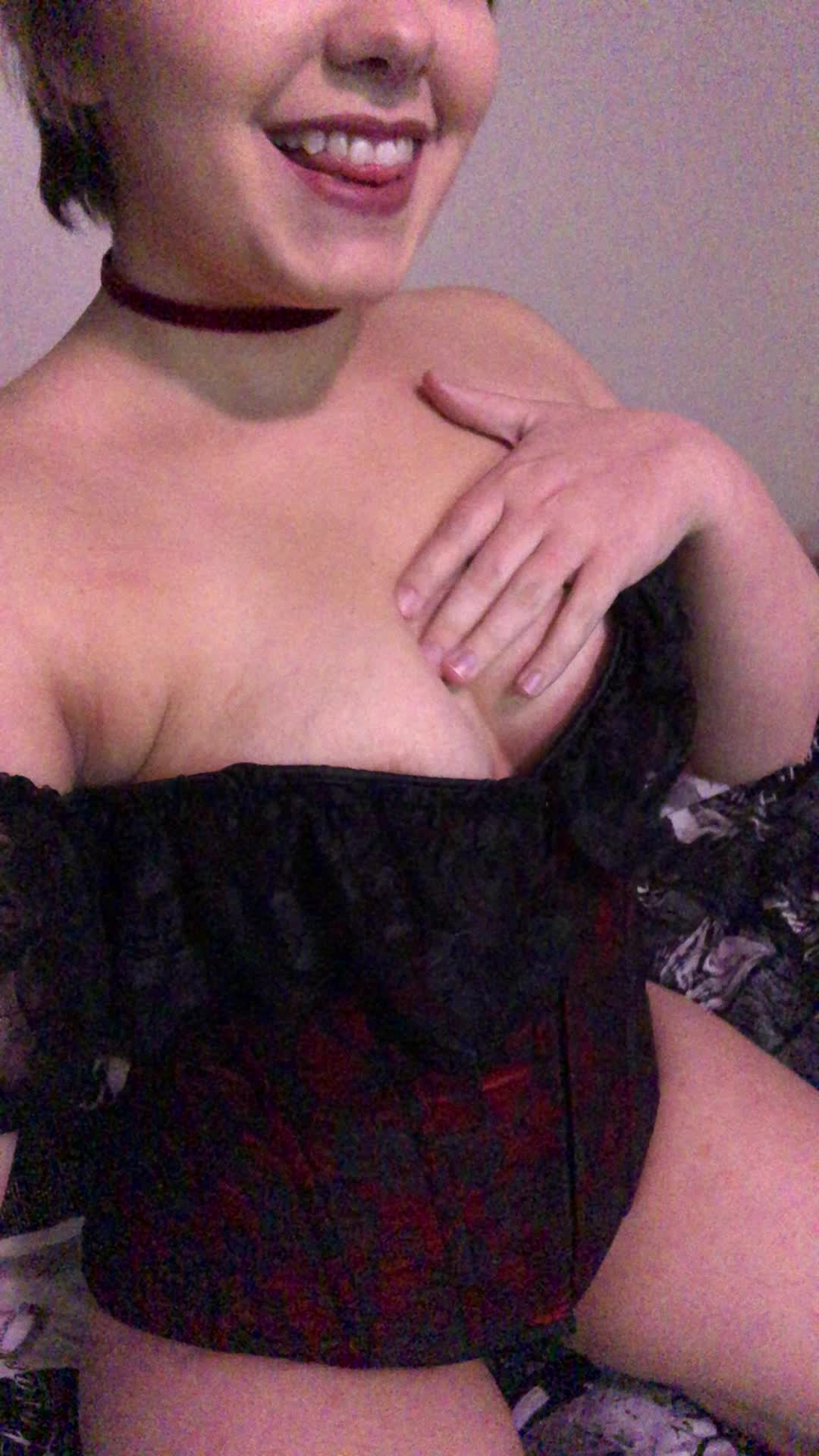 Let’s tease each other in a hot session 💕 message me at meimatthews001 💕 and vanilla friendly, I also offer custom and 💕