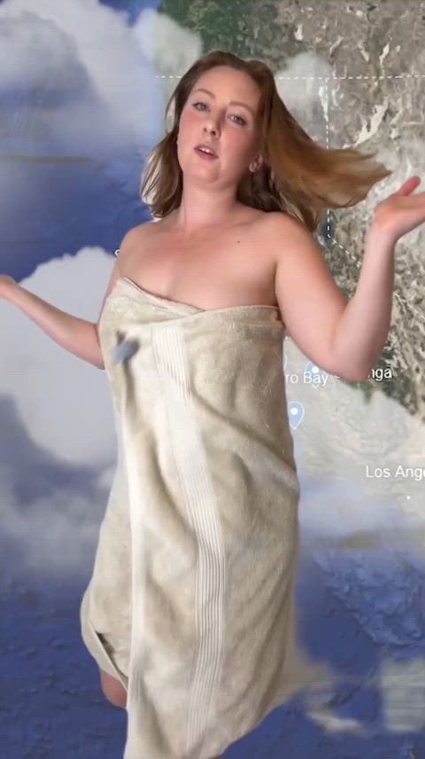 The Weather Woman has a home studio but messed up on the time of todays segment, and happened to walk through the studio after her shower, dropped her towel at the perfectly humiliating moment 😳
