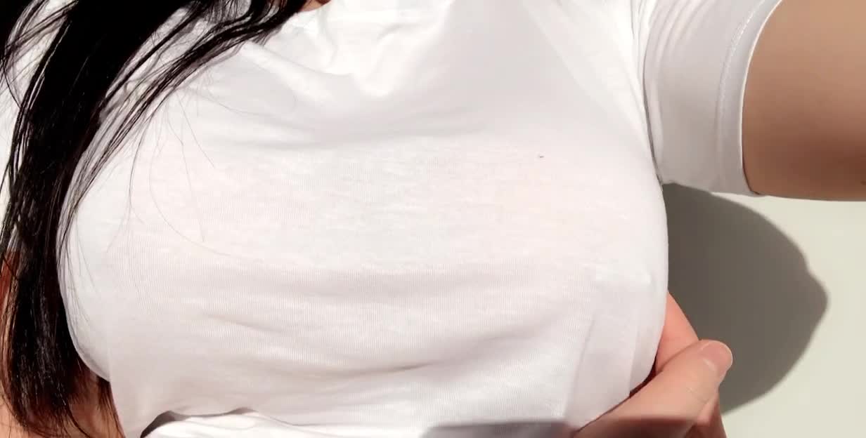 There's some big titties under my shirt 😍