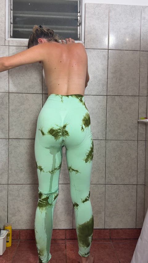 Pee in leggings