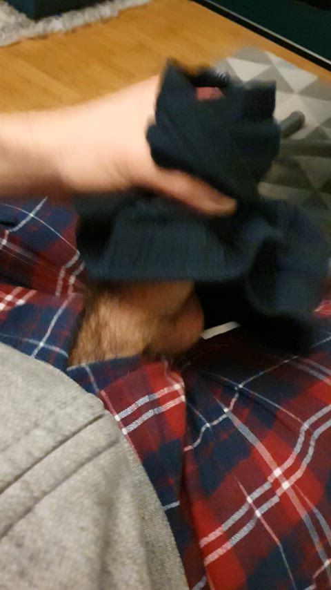 Je me branle avec le caleçon que mon pote a oublié chez moi