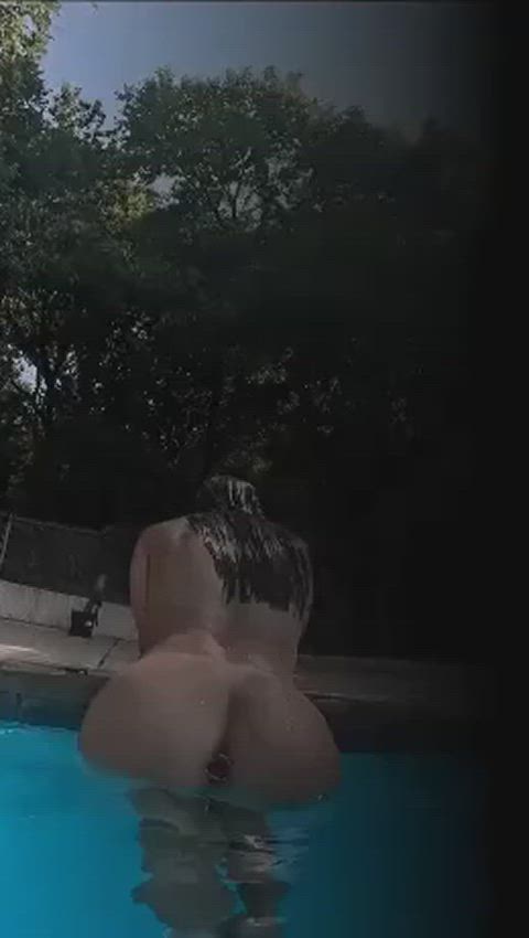 Dared to put a buttplug while swimming naked at the pool