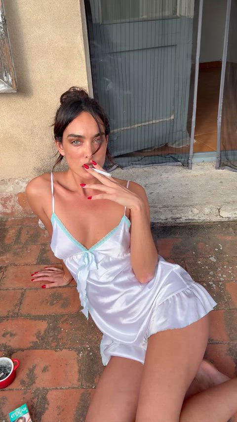 Do you like to see me smoking in my nightgown? ✨